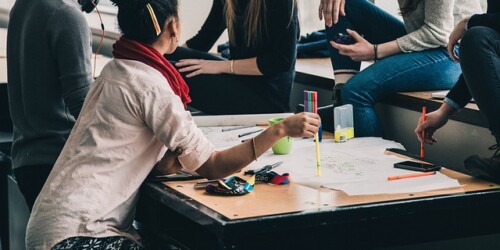 Groupe de personnes autour d'une table en train de discuter