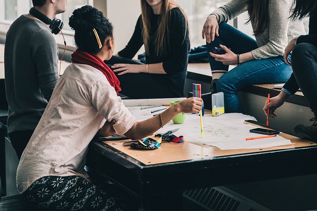 Groupe de personnes autour d'une table en train de discuter
