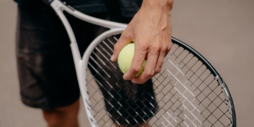 homme avec une raquette et une balle de tennis
